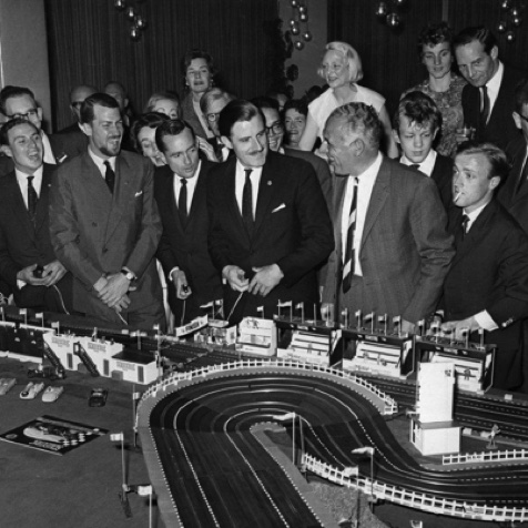 Le Zandwoort Beach Club Rice a invité plusieurs pilotes à relever le défi d'une course sur un crircuit Salextric représentant le circuit de du GP !